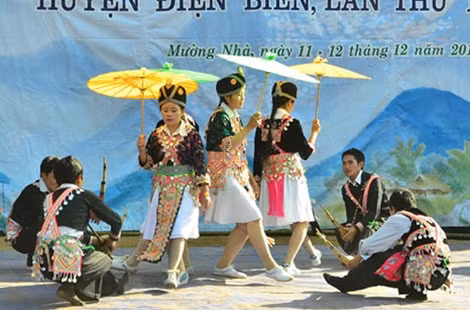 Tiết mục tham gia chương trình giao lưu văn hóa dân tộc Mông, huyện Điện Biên. Ảnh: Nguyễn Hiền.