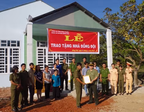 Đại uý Nguyễn Chí Toàn, Phó trưởng Công an huyện Đồng Phú trao quyết định tặng nhà đồng đội cho đồng chí Cường.