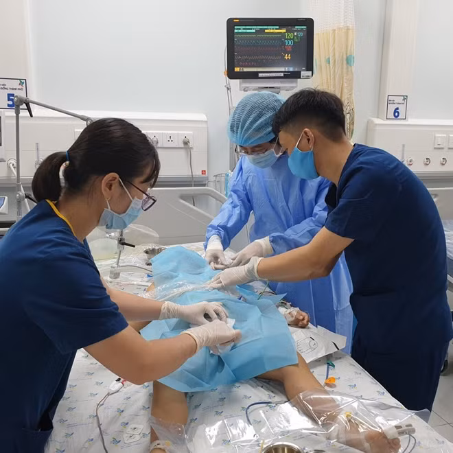 Bệnh nhi được các BS kịp thời cấp cứu