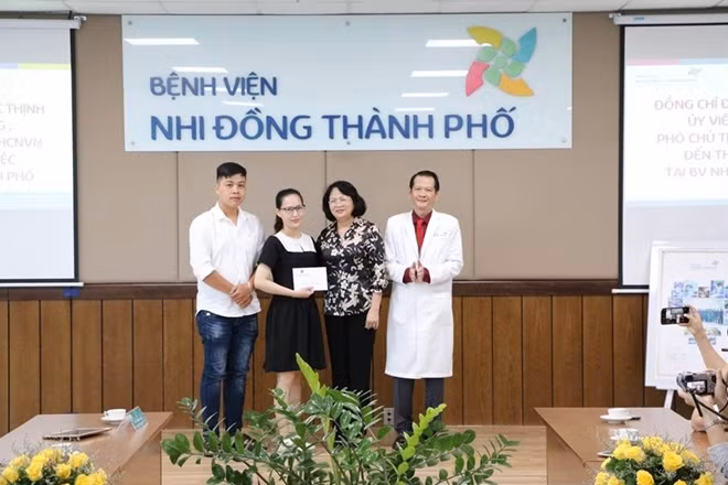 Phó Chủ tịch nước Đặng Thị Ngọc Thịnh động viên cha mẹ hai bé song sinh