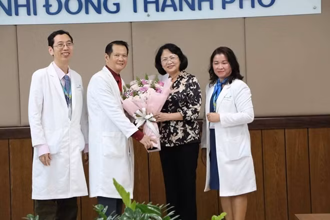 Phó Chủ tịch nước Đặng Thị Ngọc Thịnh chúc mừng lãnh đạo bệnh viện và êkíp phẫu thuật