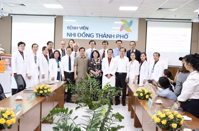 Phó chủ tịch nước Đặng Thị Ngọc Thịnh cùng đại diện Bộ Y tế, UBND TP Hồ Chí Minh, Sở Y tế thành phố chúc mừng Bệnh viện Nhi Đồng thành phố