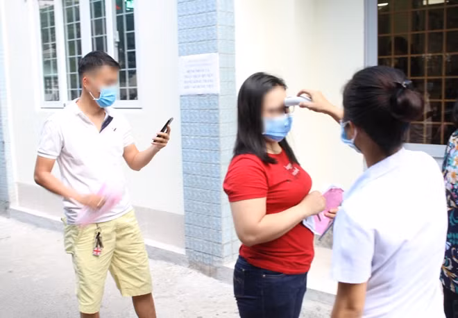 Bệnh viện đo thân nhiệt những người đến khám bệnh để sàng lọc ngay từ đầu