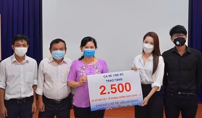 Ca sĩ Chi Pu tặng 2.500 bộ đồ bảo hộ y tế phòng chống dịch COVID-19
