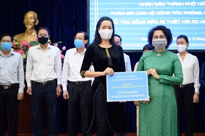 Nghệ sĩ Trịnh Kim Chi trao số tiền 73.200.000 vận động từ các nghệ sĩ, người thân và bạn bè