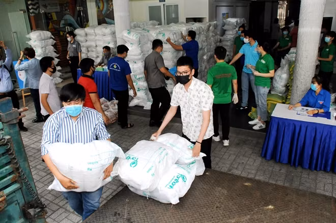 Gạo được phát tận nơi ở của người khó khăn