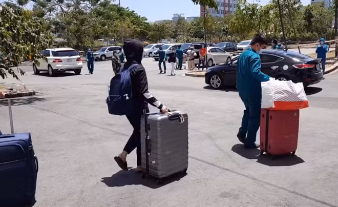 Những người hết thời gian cách ly ra xe về