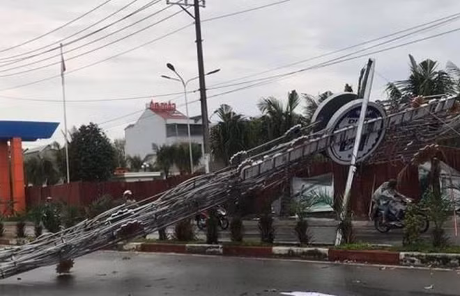 Cổng chào đổ nhưng rất may không ai bị thương