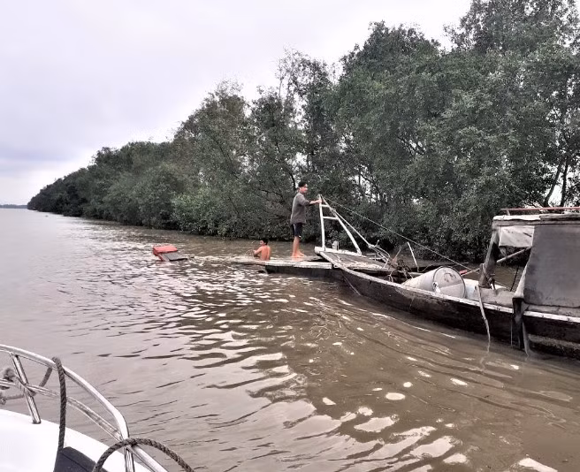 Cứu kịp thời hai ngư dân và phương tiện được trục vớt