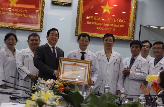 Ông Lương Ngọc Khuê, Cục trưởng Cục Quản lý Khám, chữa bệnh - Bộ Y tế trao Bằng khen của Thủ tướng Chính phủ tặng Bệnh viện Chợ Rẫy