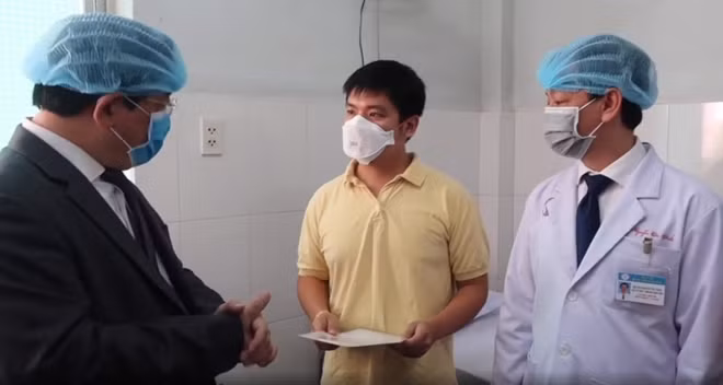 Bệnh nhân Li Zichao nhận giấy chứng nhận hết bệnh và ra viện