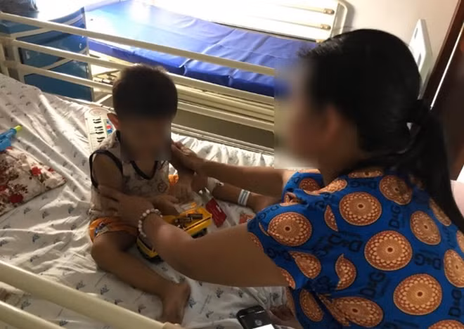 Phụ huynh không nên để hóa chất trong các dụng cụ, chai đựng thức uống