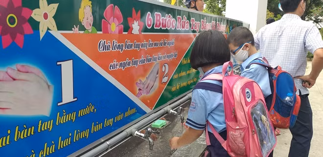 Học sinh Trường Tiểu học Nguyễn Hiền (quận 2) rửa tay sạch sẽ trước khi vào lớp học