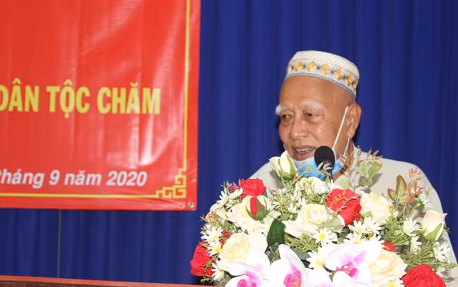 Ông Kim Sô, Giáo cả Thánh đường Anwar (phường 1, quận 8) cảm ơn đồng chí Trương Hoà Bình luôn quan tâm đồng bào dân tộc Chăm