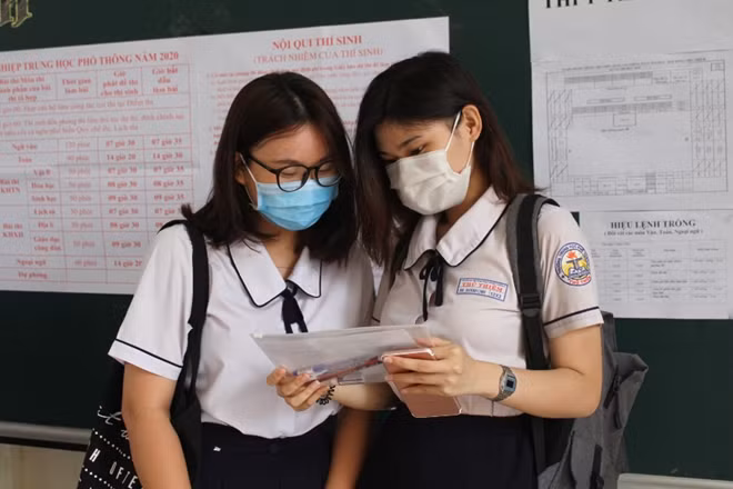 Thí sinh điểm thi trường THPT Thủ Thiêm (quận 2) phấn khởi vì làm bài thi dễ