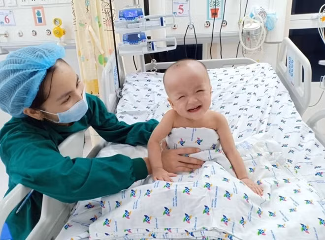 Diệu Nhi cười tít mắt khi nghe các cô điều dưỡng chọc đùa vui