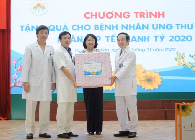 Phó Chủ tịch nước Đặng Thị Ngọc Thịnh tặng quà và động viên các bác sĩ