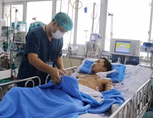 Người đàn ông bị rắn cắn đã được rút ống thở và tự thở tốt