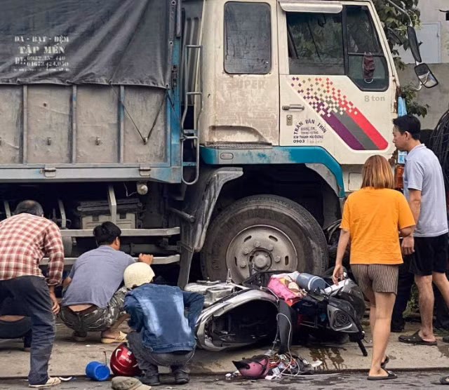 Xe tải lao vào nhiều người đi đường và một quán cơm ở Bình Dương