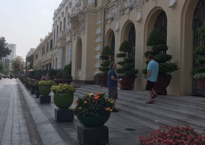 Còn một số người nước ngoài tại TPHCM không đeo khẩu trang