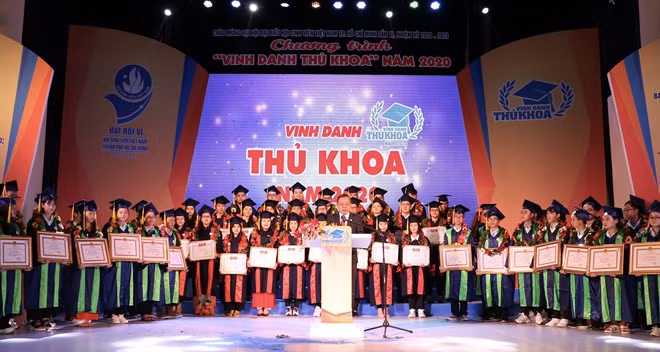 Trưởng Ban Dân vận Thành ủy TP Hồ Chí Minh biểu dương và chúc mừng các thủ khoa xuất sắc được tuyên dương
