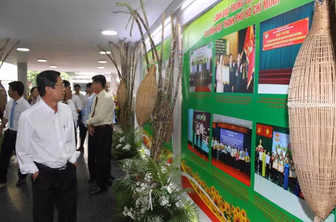 Các đại biểu tham quan khu vực triển lãm hình ảnh