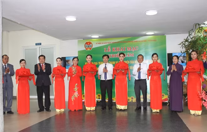 Cắt băng khai mạc triển lãm