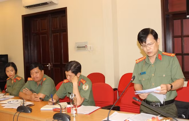 Thượng tá – Ths. BS CK2 Tô Quốc Hùng, Giám đốc Bệnh viện Công an TP Hồ Chí Minh báo cáo tình hình phòng chống virus Corona với Cục Y tế Bộ Công an