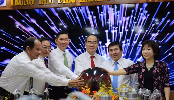 Lãnh đạo TP Hồ Chí Minh và các sở, ngành thực hiện nghi thức khánh thành Trung tâm điều hành y tế thông minh.