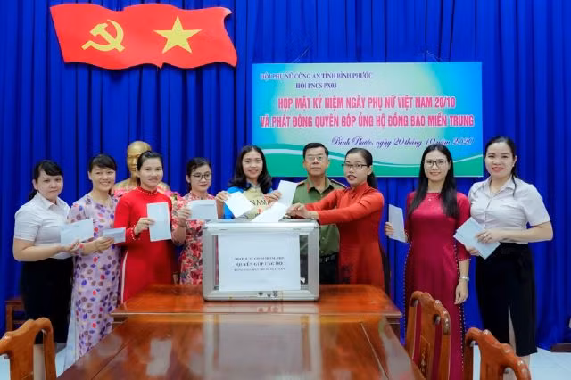 Hội phụ nữ Công an tỉnh quyên góp ủng hộ đồng bào miền Trung