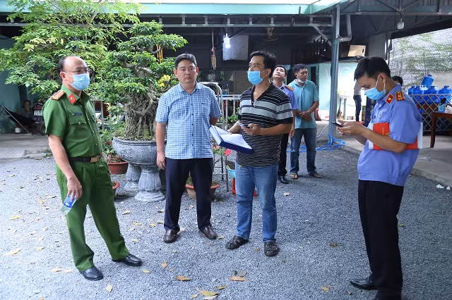 Đại tá Trần Văn Chính (bìa trái), Phó Giám đốc Công an tỉnh Bình Dương, Thủ trưởng Cơ quan Cảnh sát điều tra Công an tỉnh đến hiện trường chỉ đạo điều tra. Đại tá Trần Văn Chính (bìa trái), Phó Giám đốc Công an tỉnh Bình Dương, Thủ trưởng Cơ quan Cảnh sát điều tra Công an tỉnh đến hiện trường chỉ đạo điều tra.