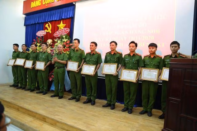 Các tập thể và cá nhân được Giám đốc Công an tỉnh Bình Dương đã trao khen thưởng