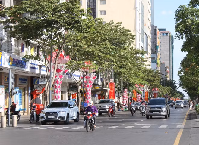 TP Hồ Chí Minh trang hoàng đường phố để đón năm mới 2020