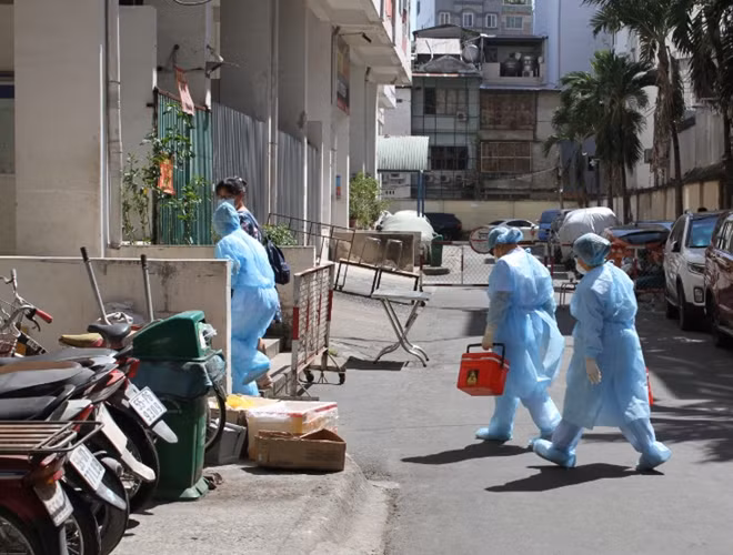 Tăng cường nhân viên y tế để hạn chế người thân vào bệnh viện chăm sóc người bệnh