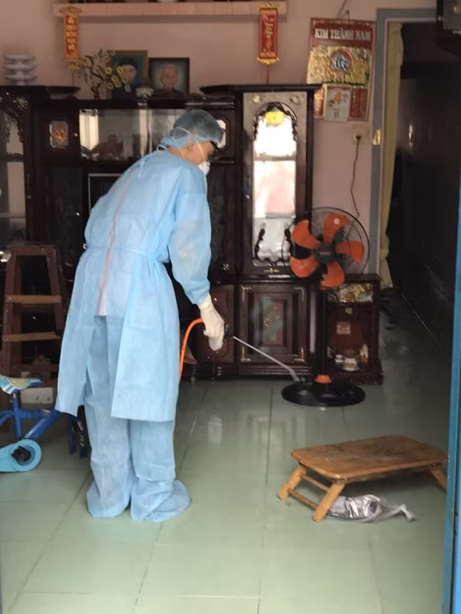 Cán bộ y tế phun thuốc khử khuẩn tại nhà người dân