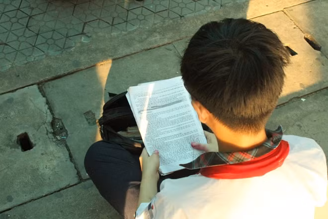 Thí sinh tại điểm thi trường THCS Nguyễn Trãi (quận Bình Tân) tranh thủ xem lại bài trước khi vào phòng thi