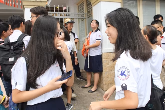 Thí sinh Trường THCS Trần Văn Ơn (Quận 1, TP Hồ Chí Minh) bắt đầu môn thi đầu tiên vào sáng 16/7.
