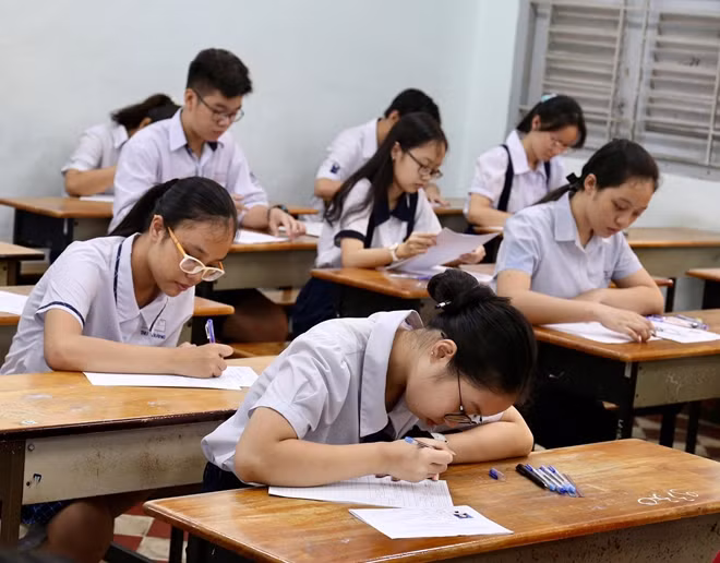 Thí sinh trong phòng thi tại điểm thi trường THPT Lê Hồng Phong