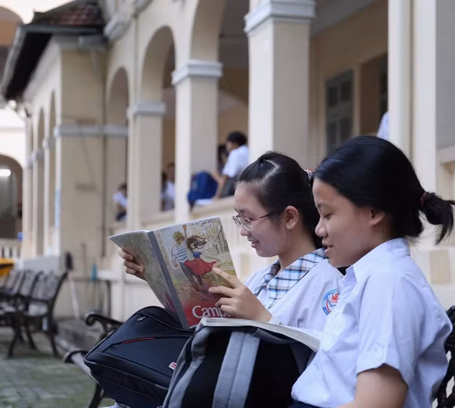 Thí sinh tranh thủ ôn bài trước khi vào phòng thi tại điểm thi THPT Lê Hồng Phong (quận 5)