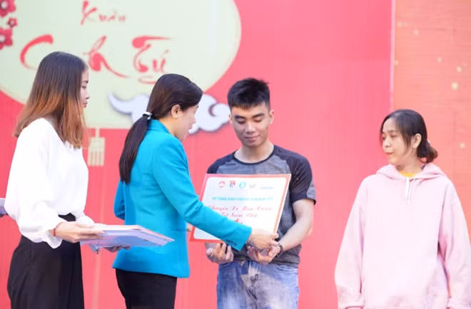 Bà Nguyễn Trần Phượng Trân, Phó Ban Dân vận Thành uỷ tặng vé tượng trưng cho sinh viên