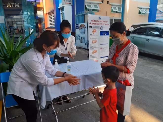 Phụ huynh nên đưa trẻ đi chích ngừa đúng lịch
