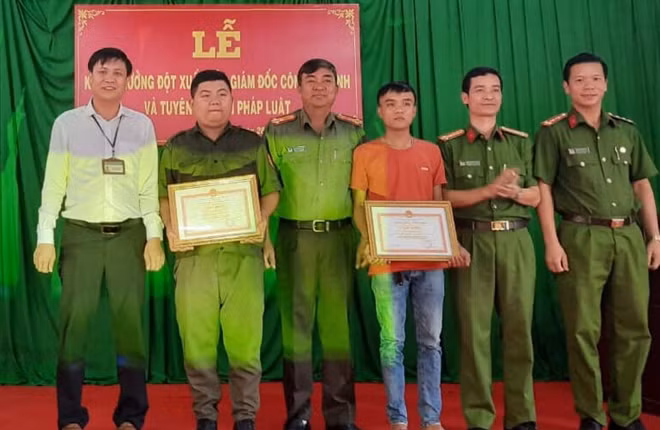 Công an tỉnh Bình Dương khen thưởng đột xuất tập thể CLB phòng chống tội phạm và các lực lượng hỗ trợ giữ gìn ANTT xã Phước Hòa.