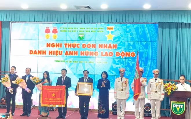 Trường Đại học Y khoa Phạm Ngọc Thạch vinh dự đón nhận danh hiệu Anh hùng thời kỳ đổi mới