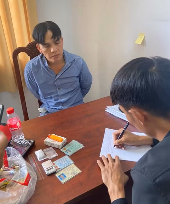 Đối tượng Nguyễn Quốc Bảo Tịnh bị bắt quả tang tàng trữ trái phép chất ma tuý