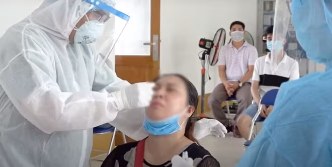 Nhân viên y tế TP Hô Chí Minh lấy mẫu xét nghiệm COVID-19