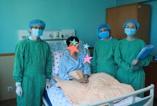 Bênh nhân vui mừng sau khi được ghép thận