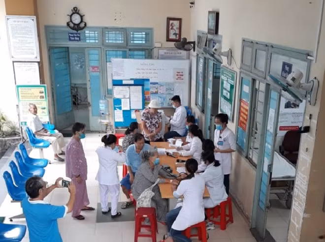 Trạm y tế khám sức khoẻ cho người cao tuổi