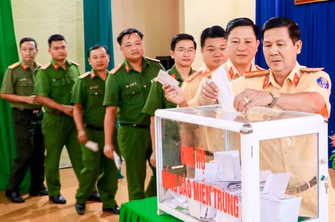 Cán bộ chiến sỹ tham gia đóng góp ủng hộ đồng bào Miền Trung bị bão lụt