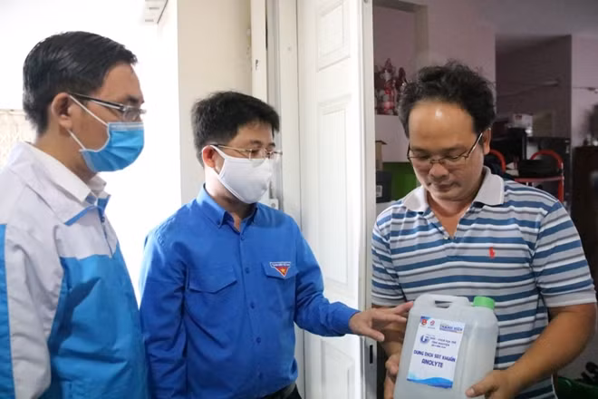 Đoàn thanh niên trao tặng dung dịch sát khuẩn và tuyên truyền phòng chống COVID-19