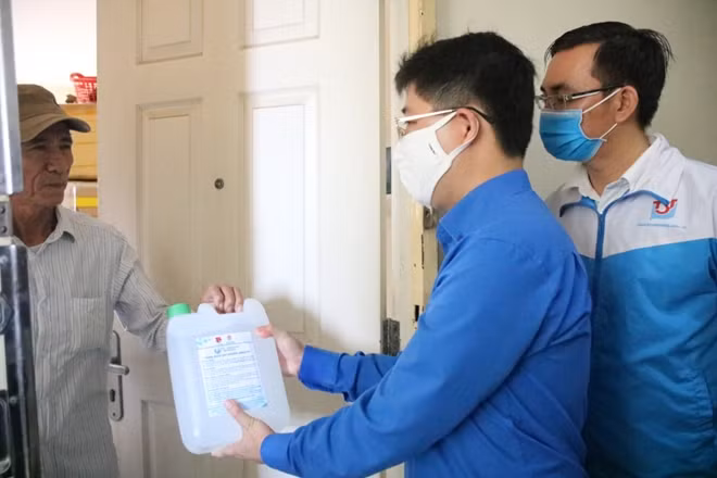 Bí thư Thành đoàn TPHCM trao tặng dung dịch sát khuẩn cho người dân tại quận Bình Tân